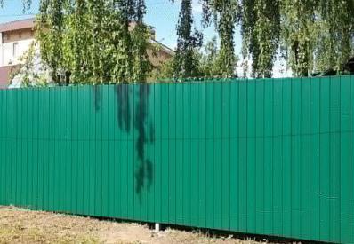 Сплошной забор из зелёного одностороннего профнастила