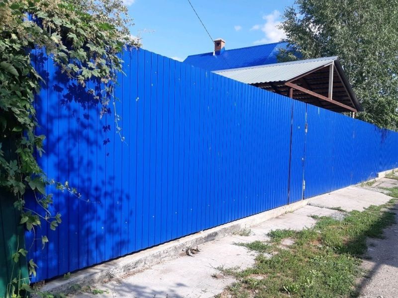 Забор на кирпичном фундаменте из синего профнастила