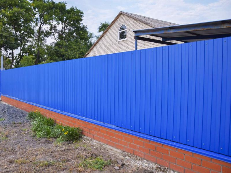 Забор из профнастила синий на фундаменте