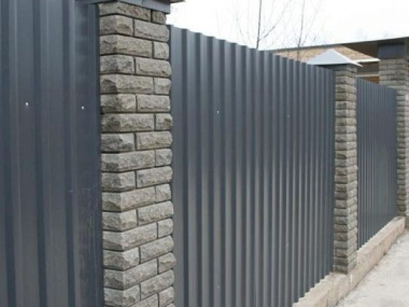 Забор темно-серый из профнастила