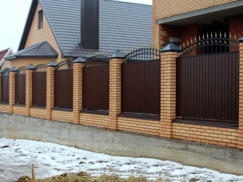 Забор коричневый из профнастила с элементами ковки