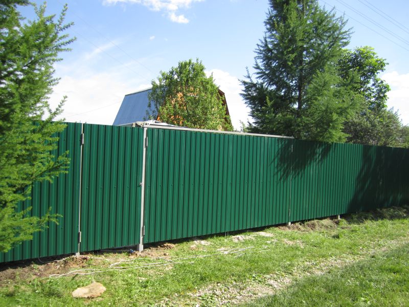 Забор для частного дома из профнастила с профилем С10