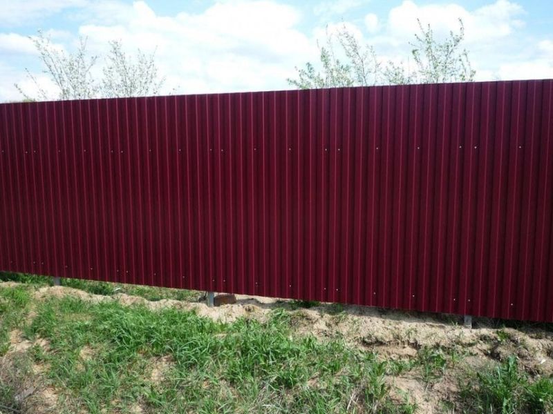 Забор из профнастила бордового цвета