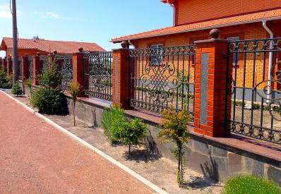 Оранжевый кованый забор