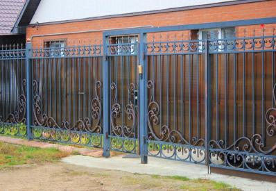 Синий забор с коричневым поликарбонатом