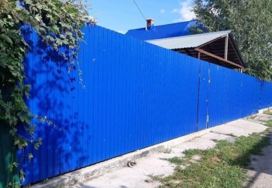 Недорогой забор для дачи из синего профлиста