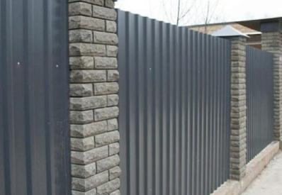 Серый забор для частного дома