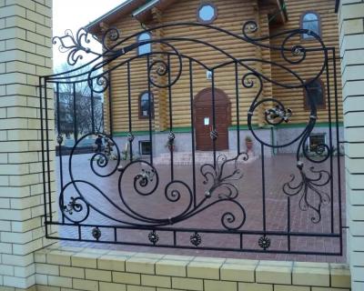 Кирпичный забор с коваными секциями