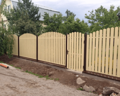 Забор из металлического штакетника для дачи