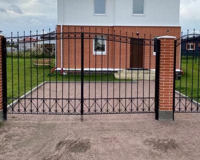 Ворота с элементами ковки на кирпичных столбах