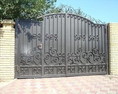 Сплошные распашные кованые ворота