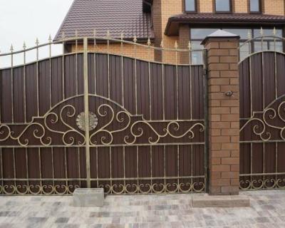 Красивые кованые ворота с калиткой