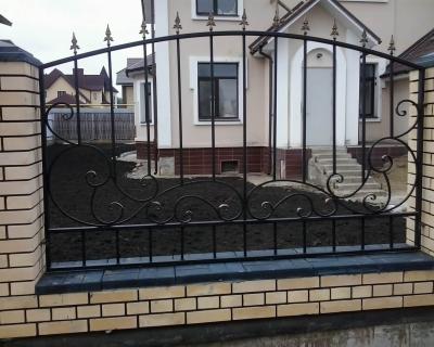 Забор кованый с кирпичными столбами