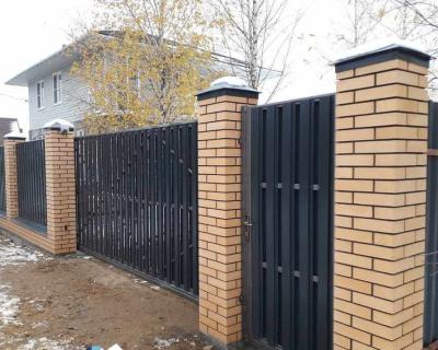 Забор из евроштакетника с кирпичными столбами