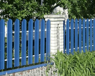 Забор из синего евроштакетника с кирпичными столбами