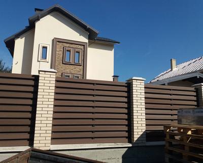 Горизонтальные заборы из дерева