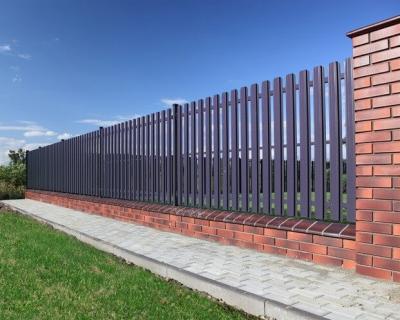 Забор с цоколем из серого металлического штакетника с ПИКС-столбами