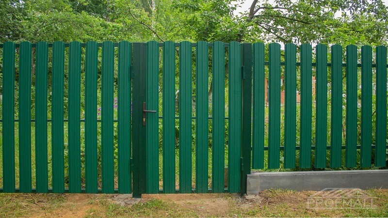 Забор из зелёного евроштакетника с калиткой