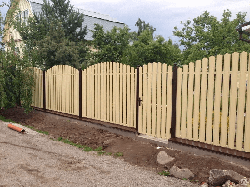 Забор из металлического штакетника для дачи