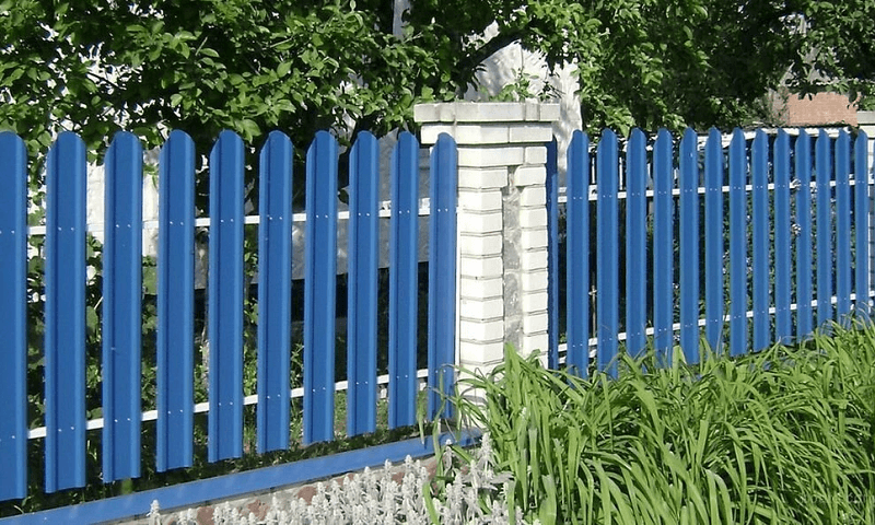 Забор из синего евроштакетника с кирпичными столбами