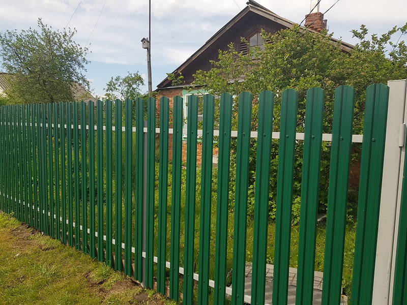 Зелёный забор из металлического штакетника