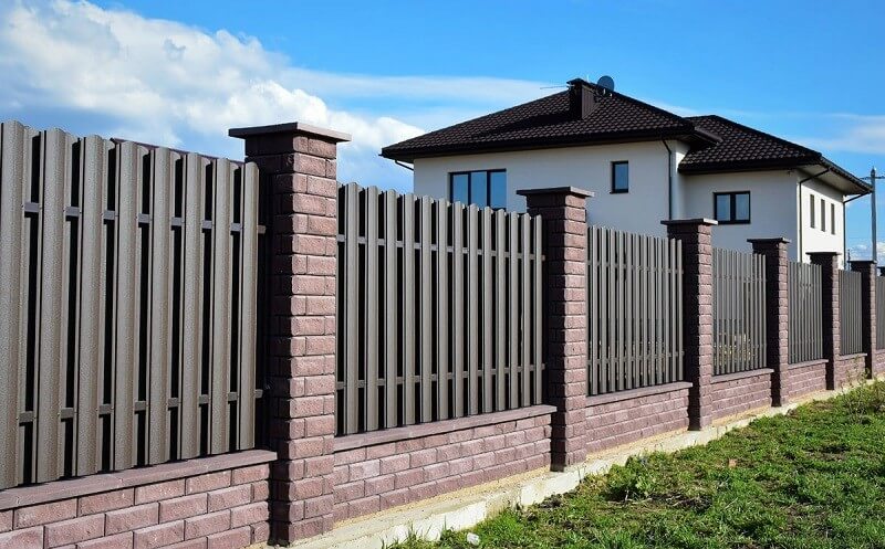 Забор из серого металлического штакетника комбинированный