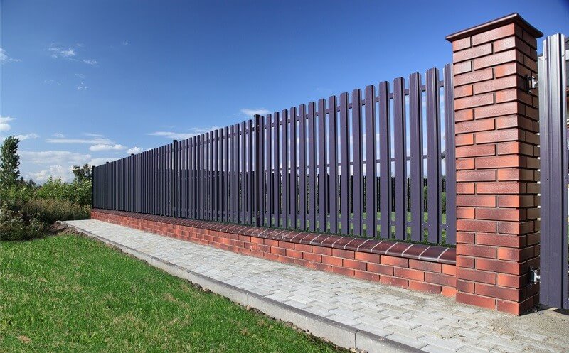Забор с цоколем из серого металлического штакетника с ПИКС-столбами