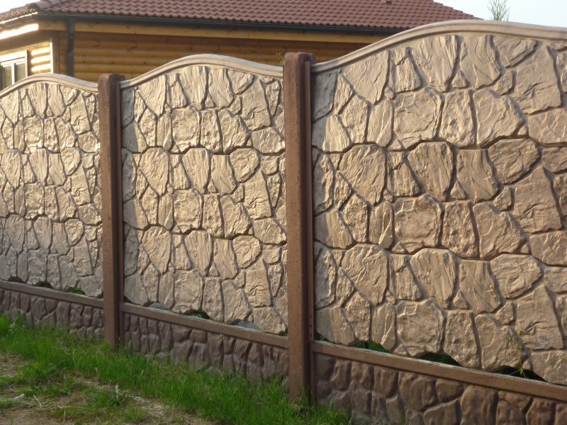Секционный бетонный забор под камень