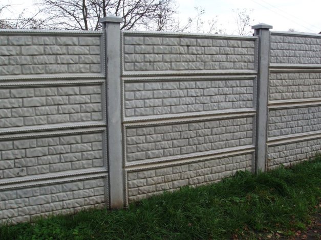 Серый секционный бетонный забор