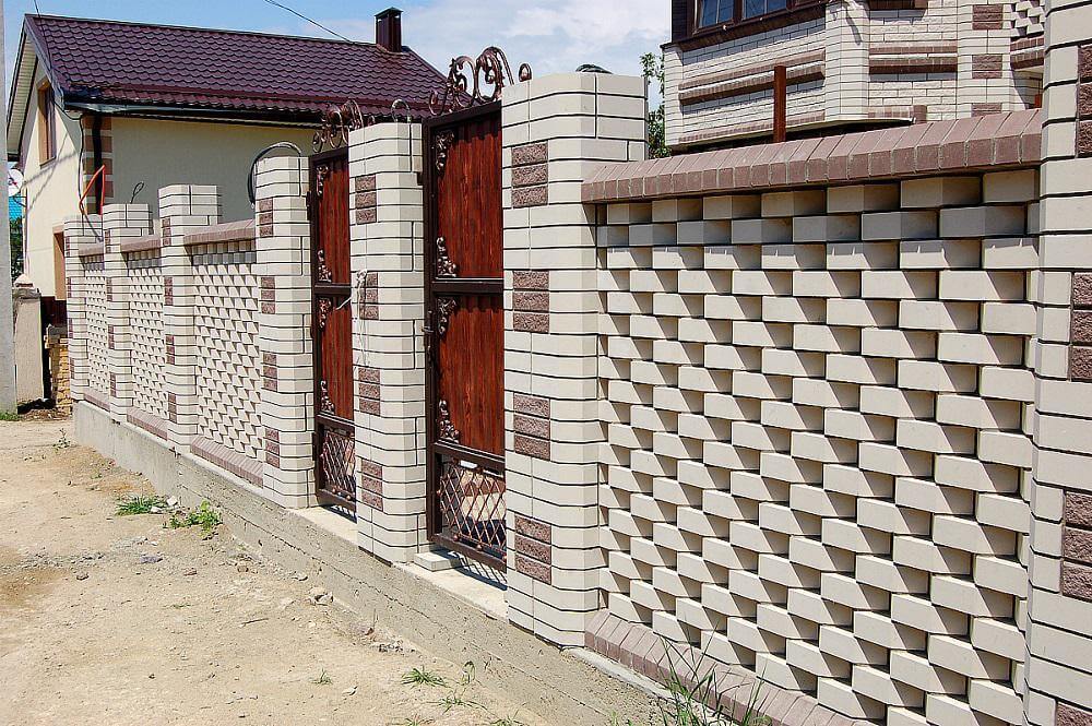 Забор из кирпича для частного дома
