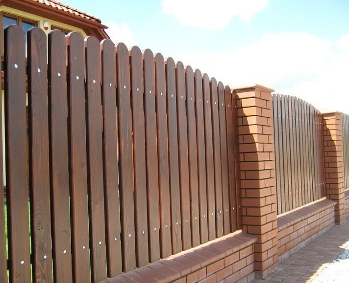 Кирпичный забор со штакетником