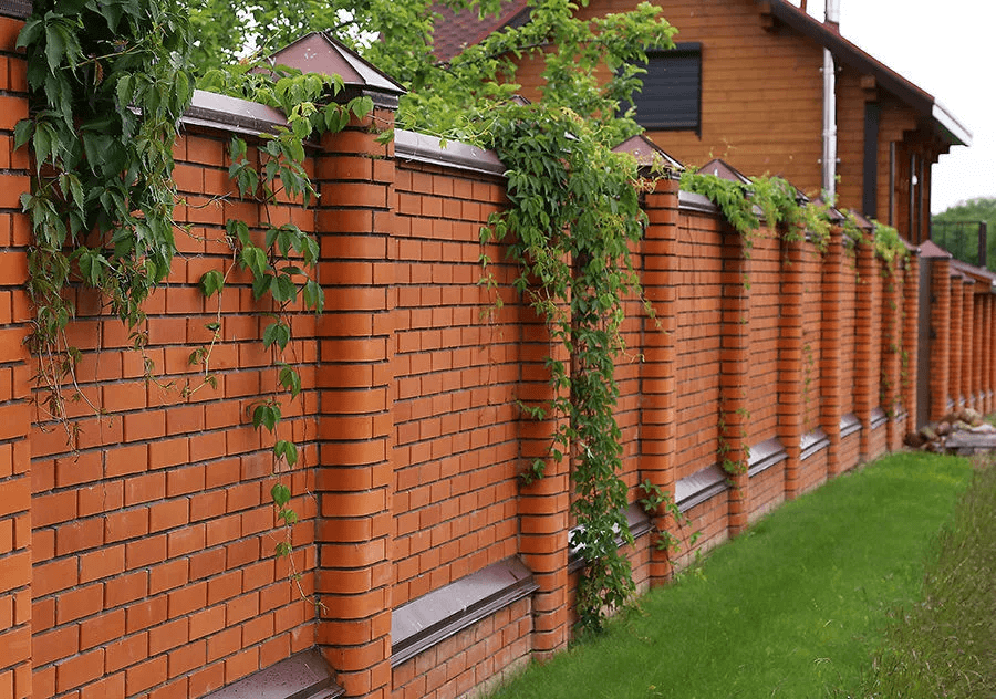 Забор из красного кирпича для дома