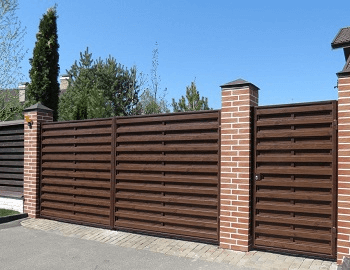 Кирпичный забор с горизонтальным деревянным штакетником