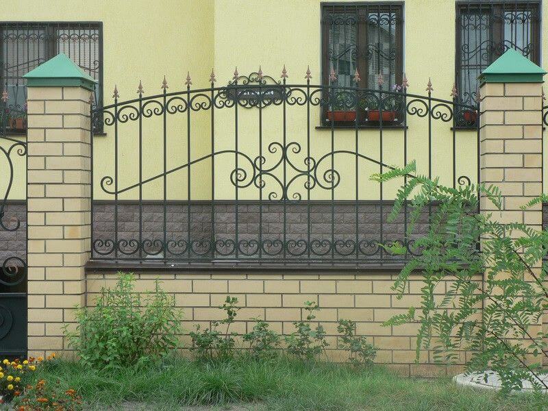 Забор с элементами ковки для частного дома