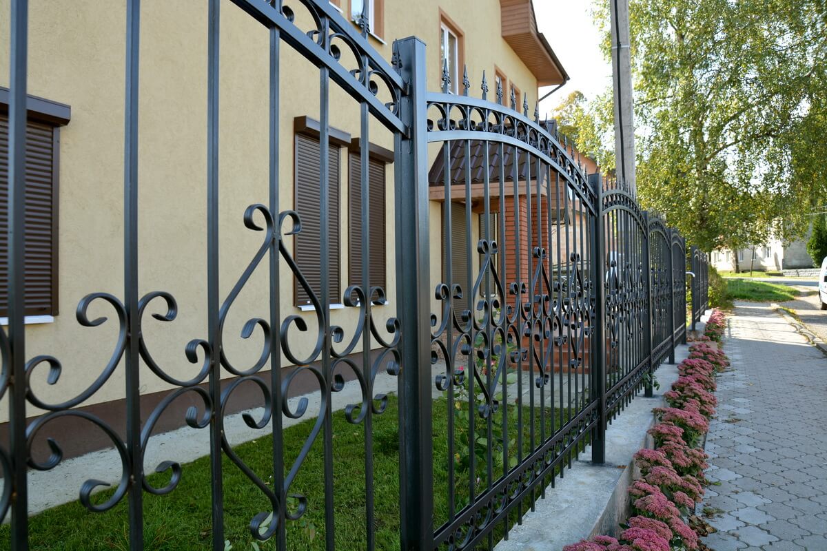 Забор из кованых секций для частного дома