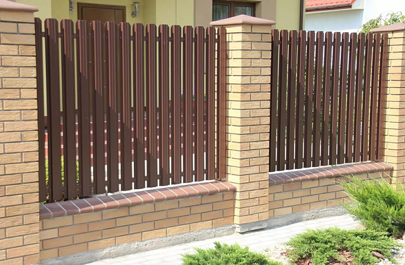 Забор комбинированный из штакетника и кирпича