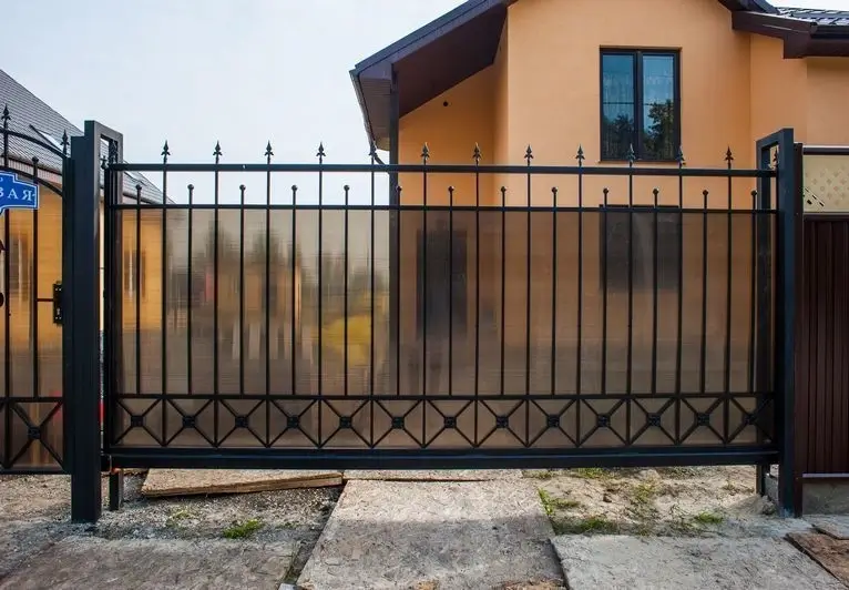 Черный забор из поликарбоната на металлическом каркасе