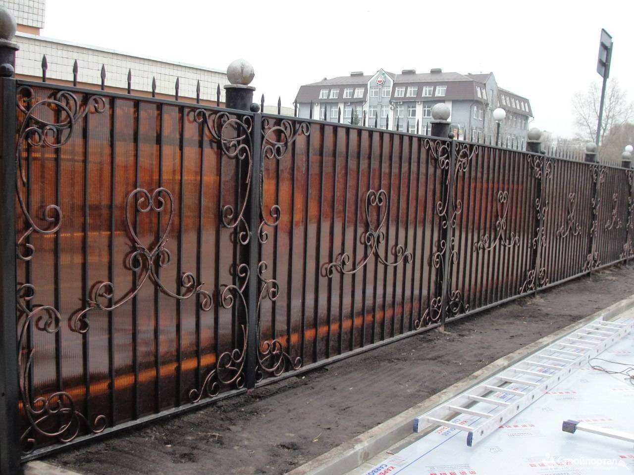 Коричневый забор из поликарбоната на металлическом каркасе