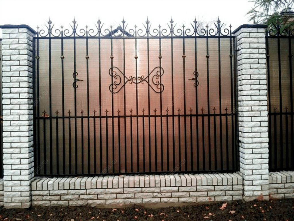 Забор из поликарбоната с декоративным кирпичом