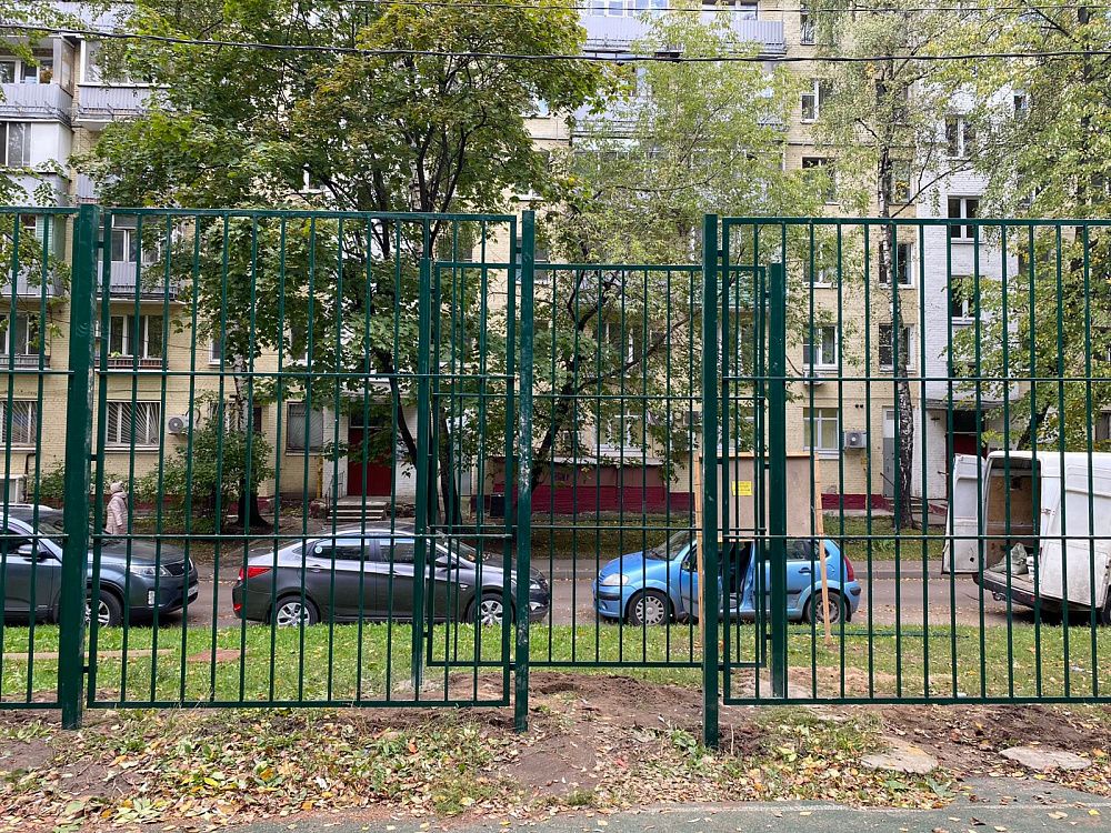 Забор из профильной трубы для школьной территории