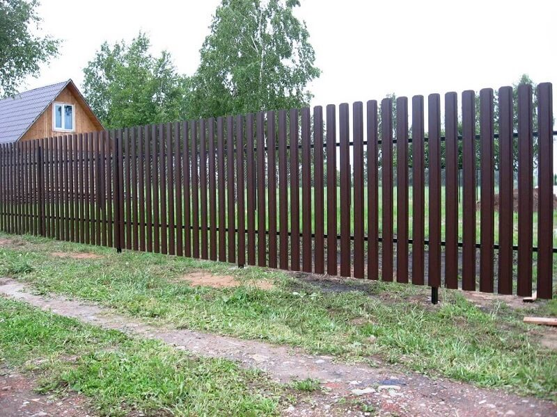 Забор из коричневого металлического штакетника