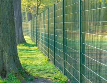 Забор из зелёной сварной сетки
