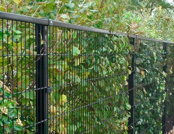 Забор из сварной сетки чёрного цвета