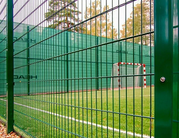 Забор из сварной сетки для спортивной площадки