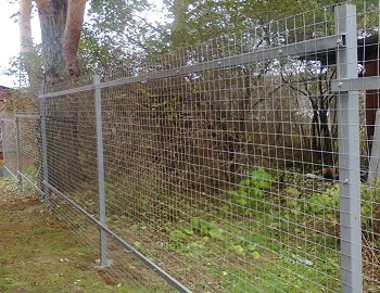 Серый забор из сварной сетки для дачи